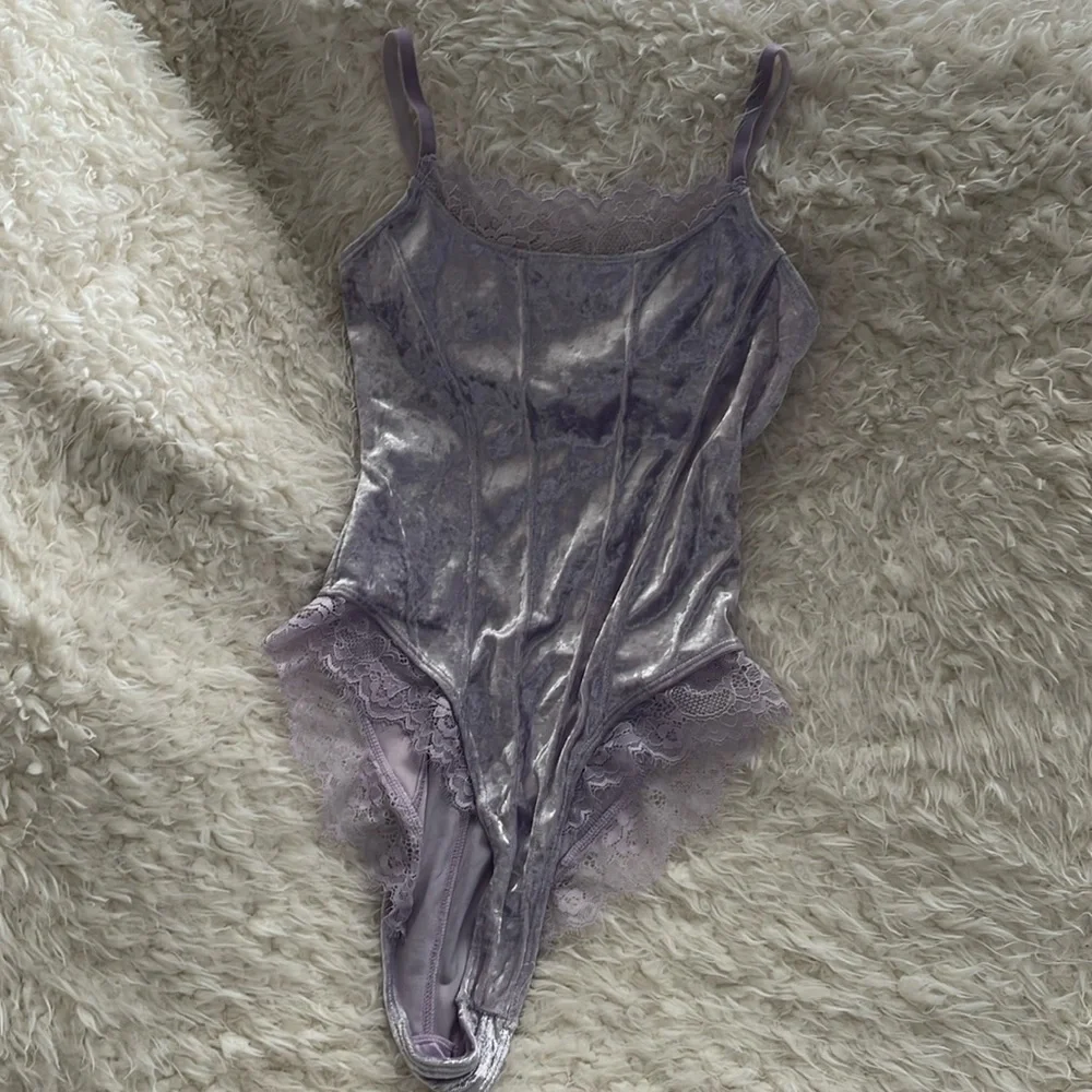 Forever 21 velvet and lace bodysuit. Brand new with tags and never worn - Picture 1 of 3